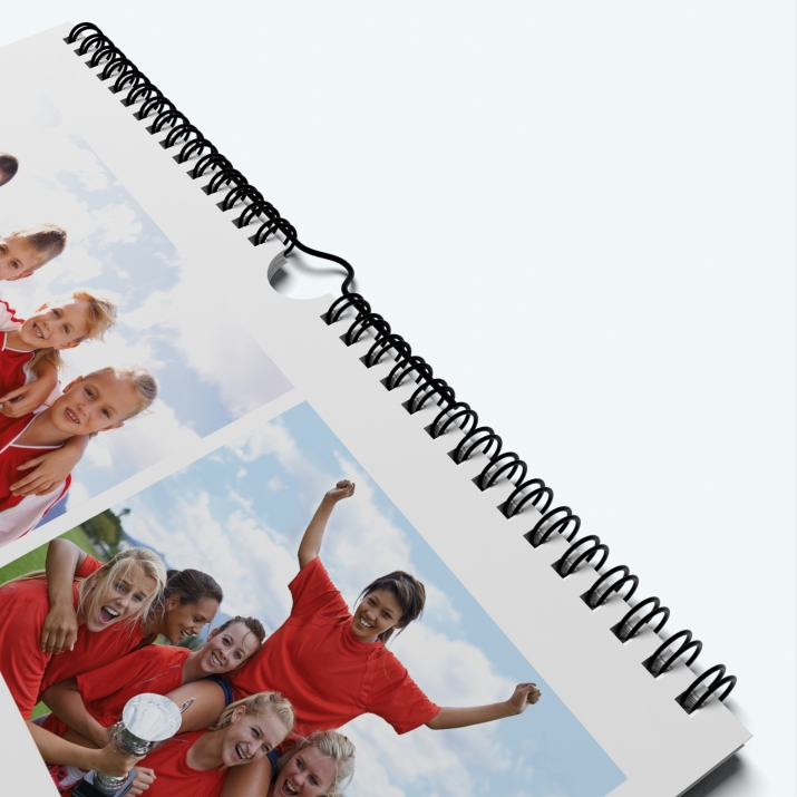 Calendrier photo "PANO" - Spirale et crochet demi lune pour accroche murale